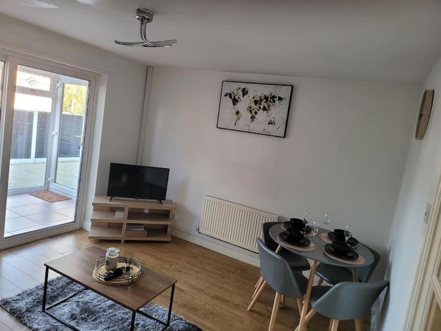 2 Bedroom End Of Terrace House Веллінгтон Екстер'єр фото