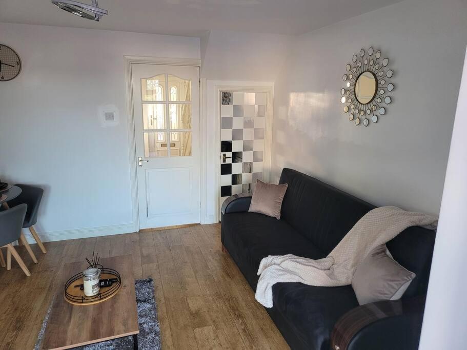 2 Bedroom End Of Terrace House Веллінгтон Екстер'єр фото