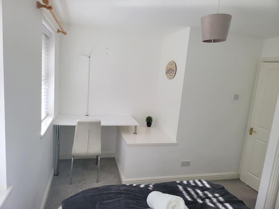 2 Bedroom End Of Terrace House Веллінгтон Екстер'єр фото